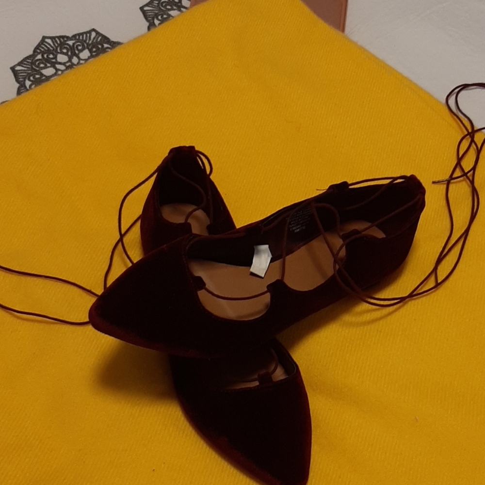 Burdundy strap up flats